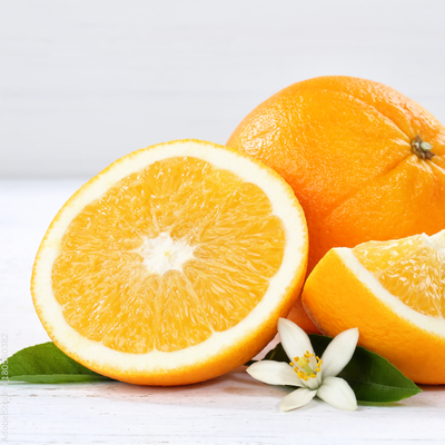 Eine ganze Orange sowie eine halbe frische Orange 